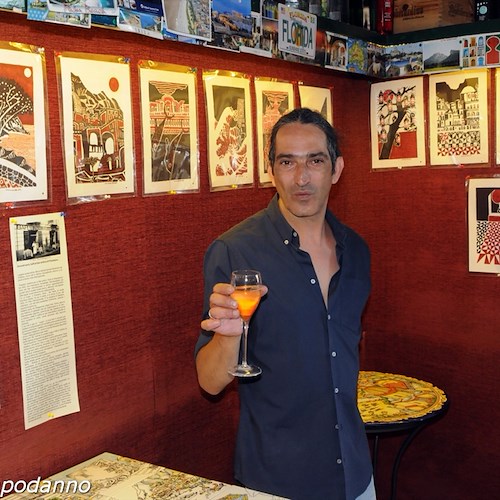 Positano: Luigi Collina espone al suo bar le opere raffiguranti il Castello di Clavel