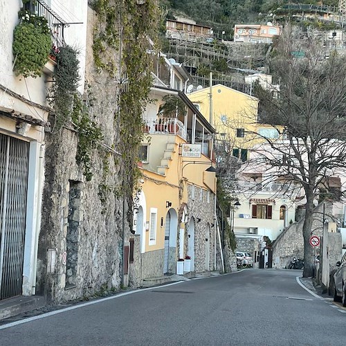 Positano, NCC senza ticket d'ingresso fermati lungo la Statale 163: turisti a piedi in hotel 