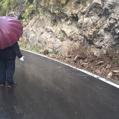 Positano, nuova frana: crollata macera sulla strada che porta a Montepertuso / FOTO 