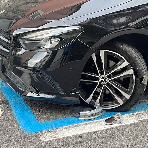 Positano, perde il controllo del mezzo e sbatte contro le auto parcheggiate /foto