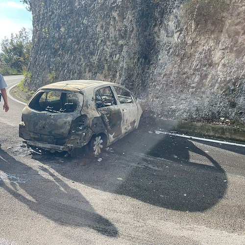 Positano: perde il controllo e finisce contro il muro. L'auto va in fiamme, salvo il conducente /FOTO
