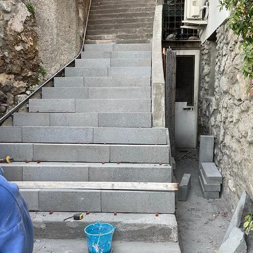 Positano, proseguono i lavori di sistemazione di scale e stradine