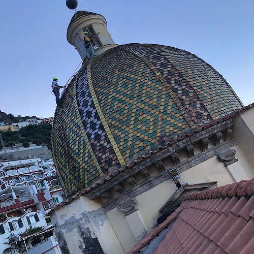 La meravigliosa cupola maiolicata di Positano<br />&copy; Fabio Fusco
