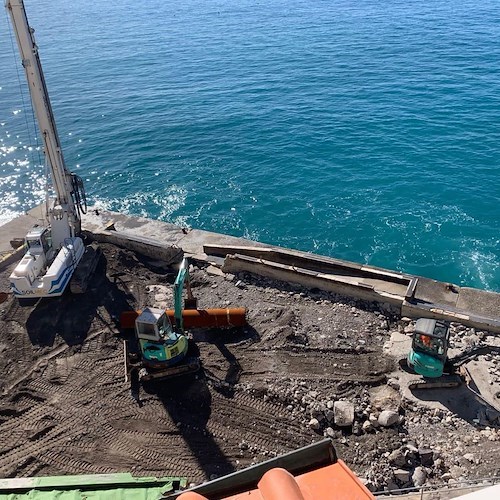 Positano, ripresi i lavori per riparare la banchina danneggiata dalla mareggiate 