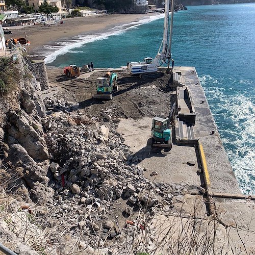 Positano, ripresi i lavori per riparare la banchina danneggiata dalla mareggiate 