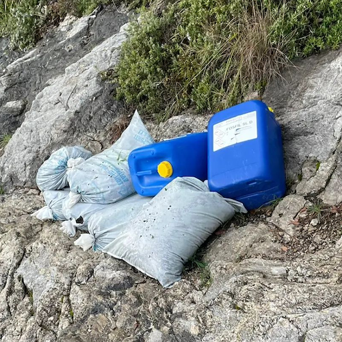 Positano, sacchi di cemento e rifiuti sul Sentiero degli Dei: la segnalazione di "Su Per Positano"