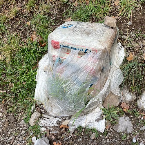 Positano, sacchi di cemento e rifiuti sul Sentiero degli Dei: la segnalazione di "Su Per Positano"