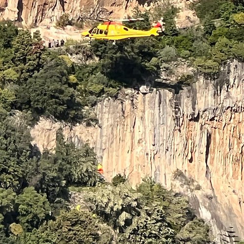 Positano, scivola sul sentiero e cade in un dirupo: turista in gravi condizioni FOTO/ VIDEO 