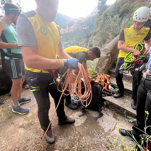 Positano, scivola sul sentiero e cade in un dirupo: turista in gravi condizioni FOTO/ VIDEO 