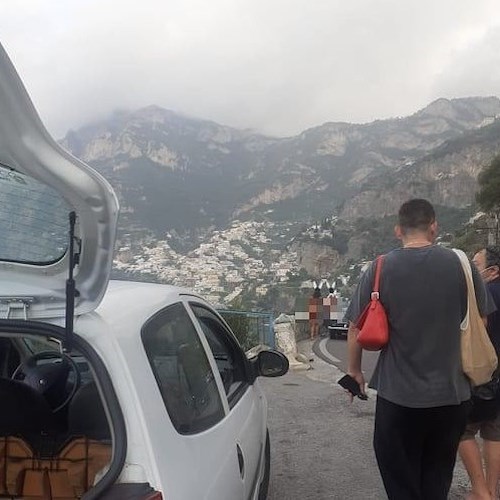 Positano, shooting fotografico a quattro donne nude sulla Statale 163