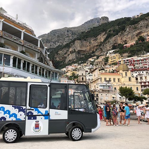 Positano si avvia verso la transizione ecologica. Navetta gratuita con minibus elettrico, attiva per le fasce più deboli /foto