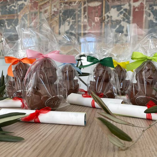 Positano, Sindaco consegna pulcini di cioccolato ai bimbi delle scuole 