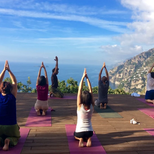 Positano tra i dieci migliori posti al mondo per fare yoga secondo “The Travel”
