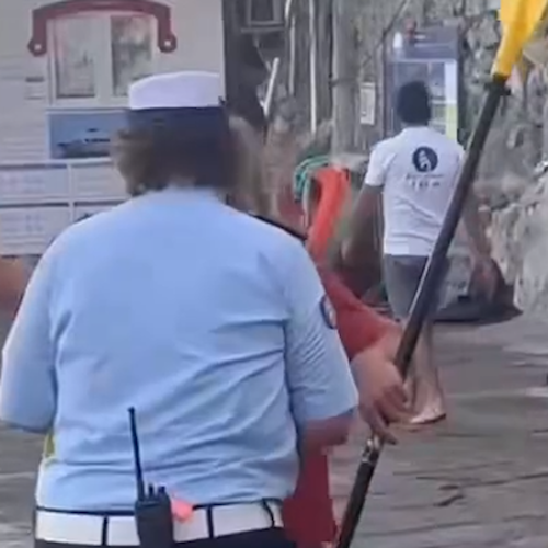 Positano, uomo tenta di raggiungere il suo trimarano con una canoa nonostante le forti onde / FOTO-VIDEO