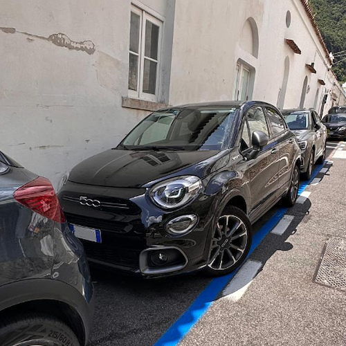 Positano, vietata sosta dei veicoli nelle strisce blu. Minoranza: «Misura inutile, paese si doti di un Piano urbano del traffico»