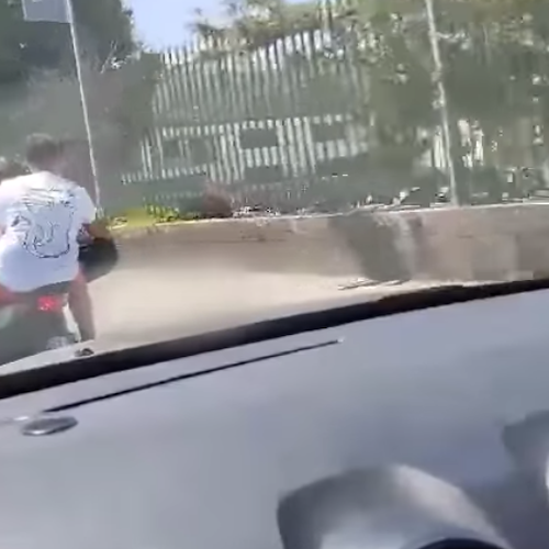 Pozzuoli, famiglia di 5 persone sfreccia sullo scooter senza casco 