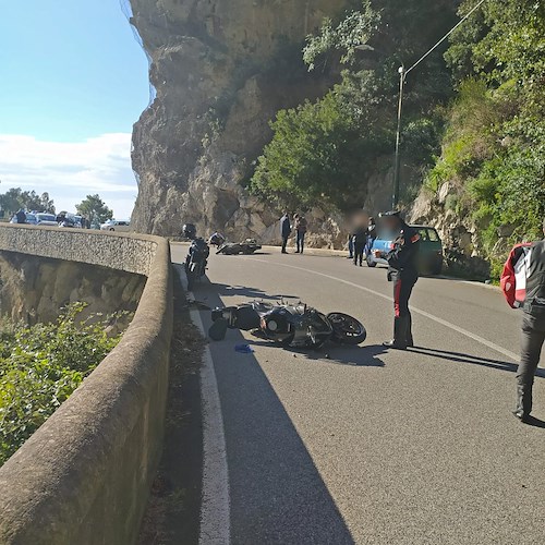 Praiano, brutto incidente tra moto: uno dei conducenti trasferito in ambulanza