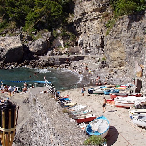 Praiano, chiusa spiaggia de "La Gavitella" per caduta calcinacci dal ristorante-lido