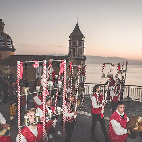 Praiano conclude il programma natalizio: 13 gennaio la sfilata del gruppo folk di Tovere di Amalfi "Gli Amici di Masaniello".