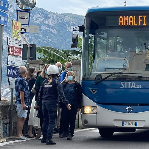 Praiano: insistono per salire su bus pieno, interviene polizia locale /FOTO