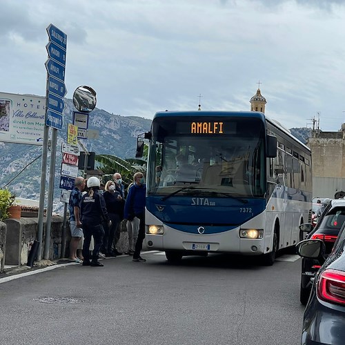 Praiano: insistono per salire su bus pieno, interviene polizia locale /FOTO