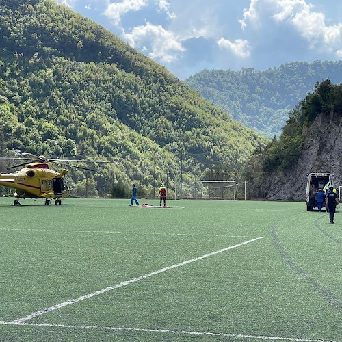 Praiano, si tuffa dagli scogli e batte la schiena: giovane in ospedale