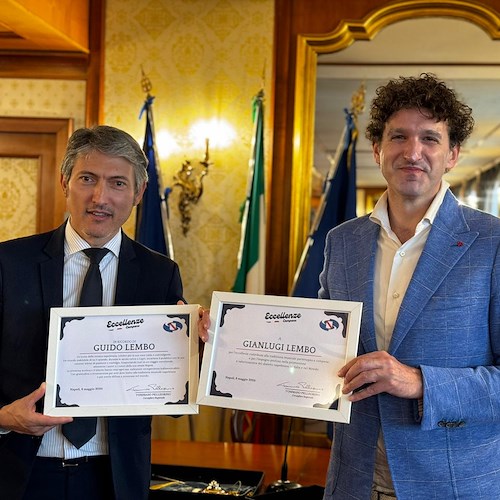il Consigliere Regionale Pellegrino consegna riconoscimento a Gianluigi Lembo<br />&copy;