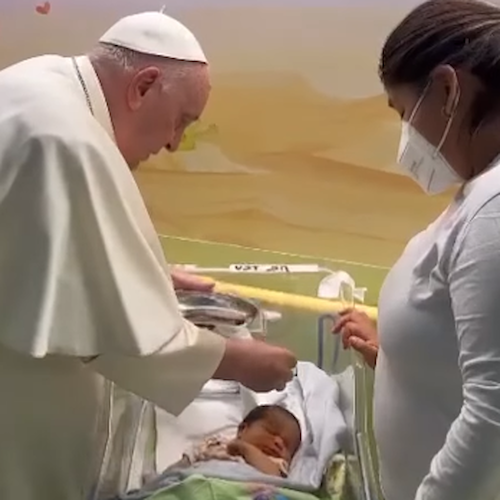 Prima di lasciare il Gemelli Papa Francesco visita i bimbi di oncologia pediatrica e battezza un neonato