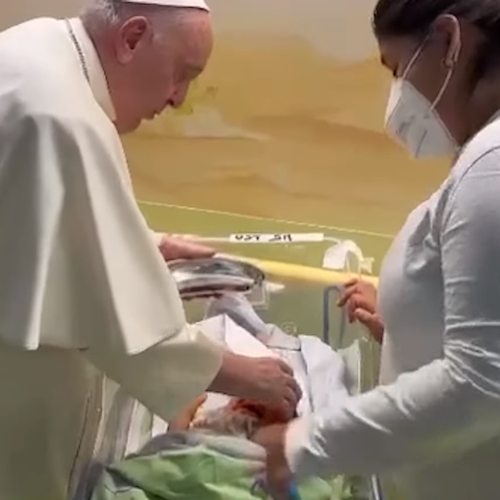 Prima di lasciare il Gemelli Papa Francesco visita i bimbi di oncologia pediatrica e battezza un neonato