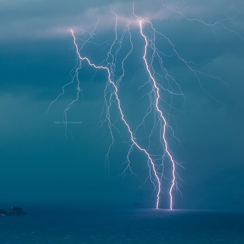 Prima tempesta autunnale in Costa d'Amalfi: a Positano fulmini sfiorano "Li Galli" /FOTO Fabio Fusco