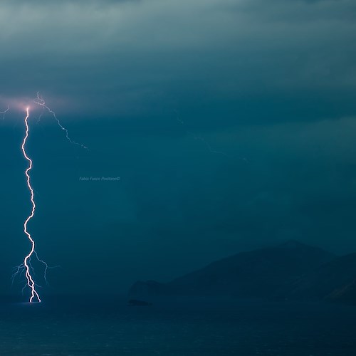 Prima tempesta autunnale in Costa d'Amalfi: a Positano fulmini sfiorano "Li Galli" /FOTO Fabio Fusco