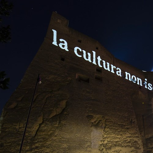 Procida Capitale Italiana della Cultura, proiezioni in rosa sui monumenti della Campania