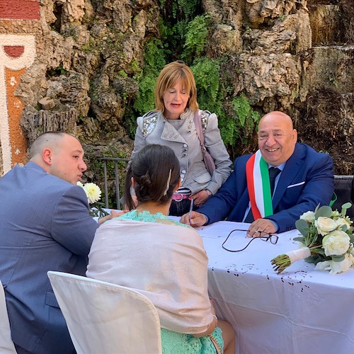Promessa di matrimonio per Iolanda e Francesco nei meravigliosi giardini del Palazzo Mezzacapo