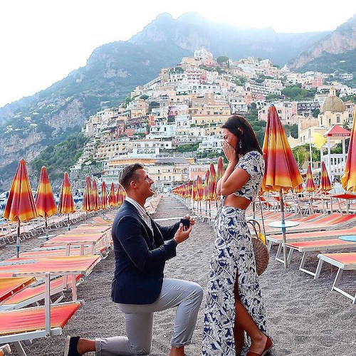Promettersi amore eterno sulla spiaggia più romantica e glamour della Costa d'Amalfi /VIDEO