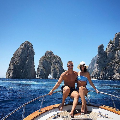 Promettersi amore eterno sulla spiaggia più romantica e glamour della Costa d'Amalfi /VIDEO