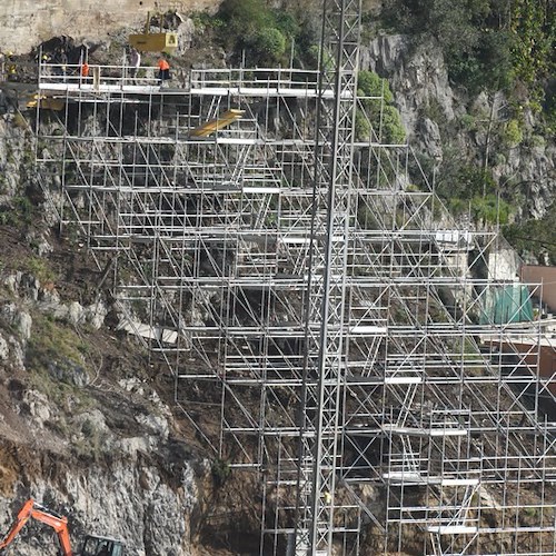 Proseguono i lavori per l’ascensore per il cimitero di Positano, l’impalcatura è mastodontica /FOTO