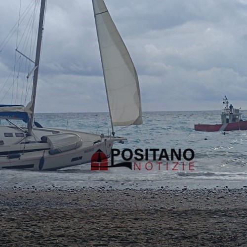 Ormeggio alla boa fallito, barca si incaglia nella sabbia a Positano