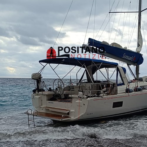 Ormeggio alla boa fallito, barca si incaglia nella sabbia a Positano