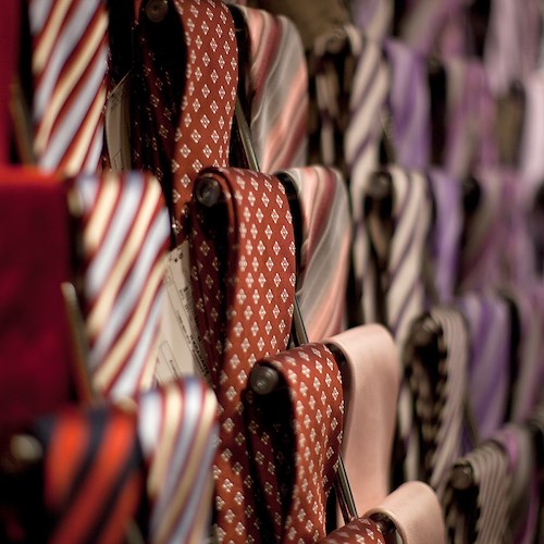 Prova a vendere cravatte contraffatte a Conca dei Marini, carabinieri arrestano truffatore 