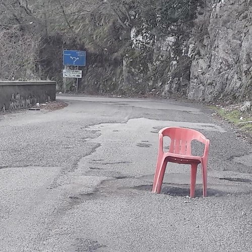 Provinciale Chiunzi, spunta una sedia sulla carreggiata per segnalare una grossa buca