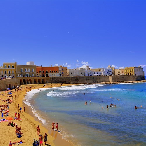 Puglia, salgono i prezzi per le vacanze: a Gallipoli fino a 500 euro per una giornata, turisti in fuga 