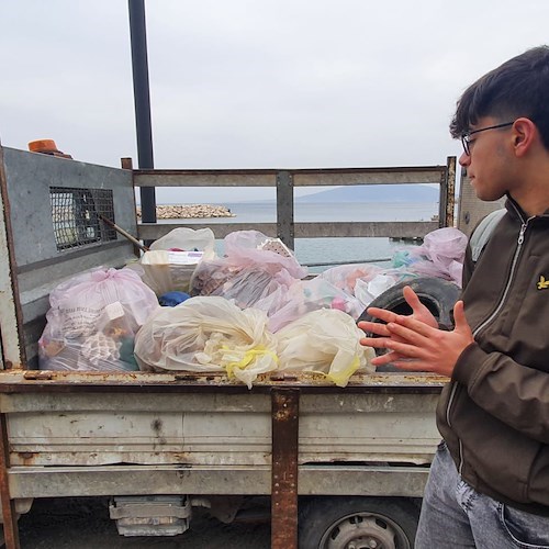 Punta Campanella, raccolti e smaltiti 250 kg di rifiuti spiaggiati a Puolo