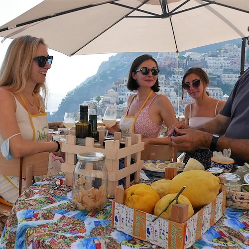 Quando il limoncello diventa un attrattore turistico: i corsi per realizzare il più buono con Valentì a Positano /foto