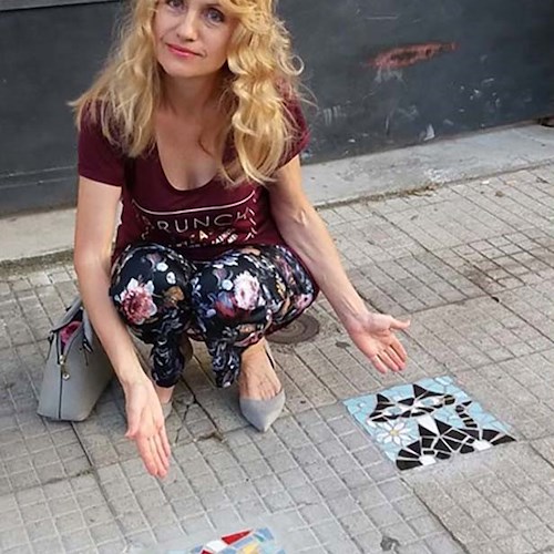 Quando la street art è funzionale: Irina Belaeva ripara le buche di Messina con i mosaici