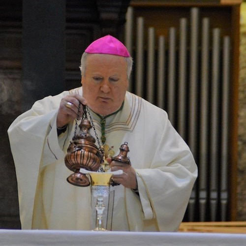 «Questo Natale ci chiede di essere responsabilmente “più umani”»: il messaggio di auguri dell'arcivescovo Soricelli