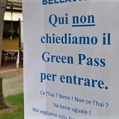 "Qui non chiediamo il Green Pass". Il cartello del ristoratore veronese che divide l'Italia
