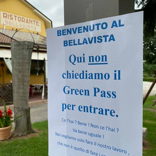 "Qui non chiediamo il Green Pass". Il cartello del ristoratore veronese che divide l'Italia