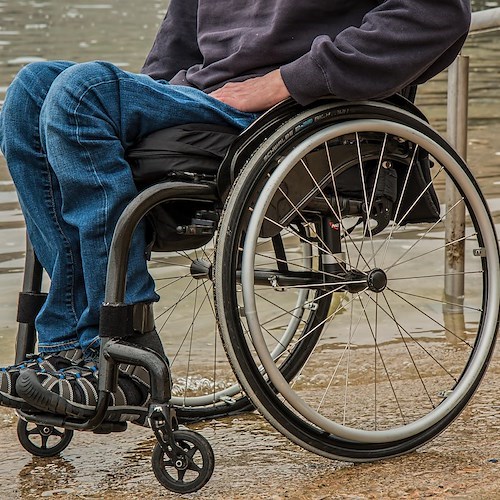 Ragazzino disabile dimenticato per anni in casa di cura, il Tribunale di Pisa assolve i genitori: «Non è reato»