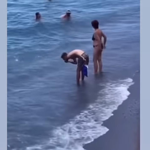 Ragazzo beve acqua di mare a Positano? Il video è virale