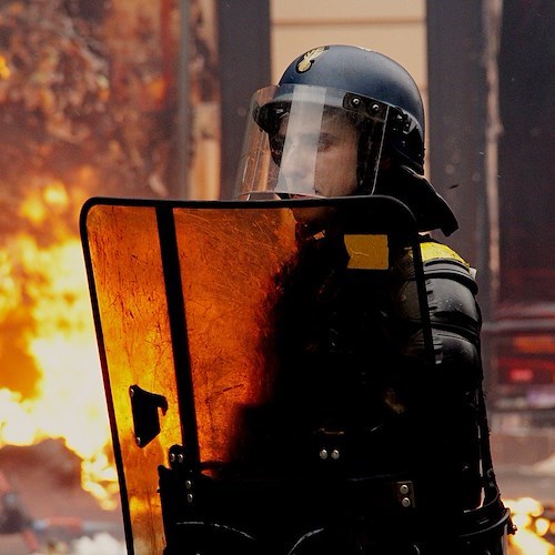 Ragazzo ucciso da poliziotto, proteste a Nanterre. Mélenchon: "No alla licenza di uccidere per gli agenti di polizia"